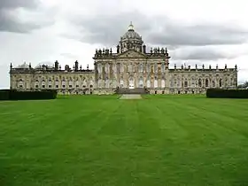 L'entrée de l'extérieur du domaine du Duc de Hastings.