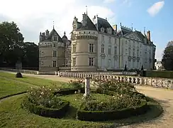 Vue d'ensemble du château depuis les jardins.