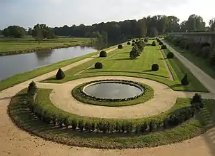 Jardins en bord du Loir au château du Lude.