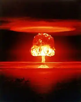 Champignon atomique à la suite de l'explosion de Castle Romeo sur le Pacific Proving Grounds.