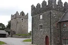La cour du château est filmée à Castle Ward (Irlande du Nord).