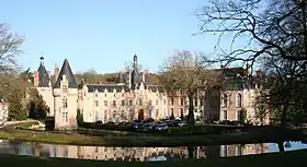 Vue générale du château d'Esclimont, à Saint-Symphorien-le-Château.