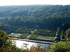 La Meuse avec sur sa rive gauche le château de Freÿr.