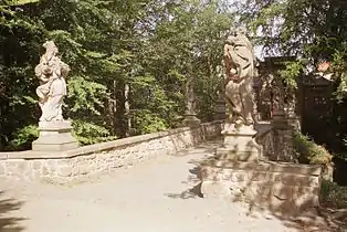 Pont d'entrée du château fort de Valdštejn. Les statues originales de frère Jelínek (1725–1735) ont été mises à l'abri dans la chapelle : celles de ce pont ne sont que des copies.