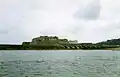La digue reliant le château Cornet à Guernesey.