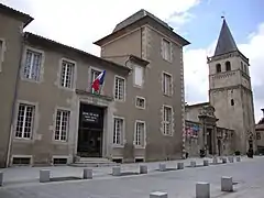 Hôtel de ville se trouvant dans l'ancien évêché du XVIIe siècle, tour Mansart à gauche et tour Saint-Benoît à droite.