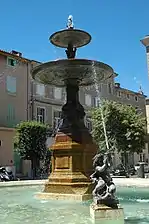 La grande fontaine de la place Jean Jaurès, offerte par le député Eugène Pereire à la ville de Castres.