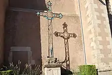 La croix monumentale sur le parvis de la cathédrale