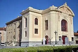 Le théâtre de Castres situé en face de l'évêché et du jardin à la française.