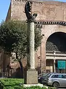 Colonne à Rome célébrant le jumelage avec Paris.