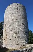 Le donjon et ses meurtrières.