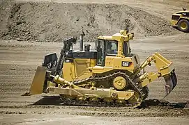 Train chenillé triangulaire, avec barbotin situé au sommet supérieur du triangle ce qui augmente la garde au sol. Caterpillar D9.