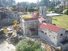 Le château et l'église de Sant Martí Sarroca.