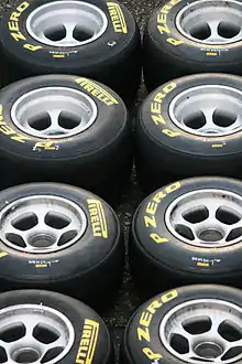 Photo de huit roues de Formule 1 avec pneumatiques Pirelli alignées deux par deux sur le sol