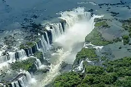 Vue des chutes d'Iguazú, au milieu de la forêt tropicale.