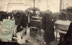 Obsèques des victimes par temps de neige.