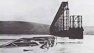 Les vestiges du pont et des poutres tombées dans le fleuve.