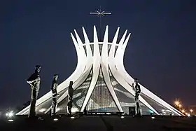 La cathédrale de Brasilia en 2003 de nuit.