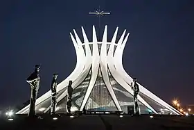 Oscar Niemeyer : Cathédrale de Brasilia (1970).