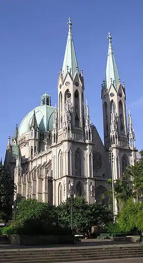 La façade de la cathédrale