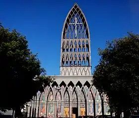 Vue d'une église contemporaine jouant sur la forme des arcs brisés.