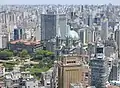 Vue générale de la Praça da Sé, avec le Palais de justice (à gauche) et la cathédrale (à droite)