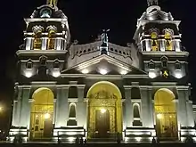 Façade de la cathédrale de nuit.