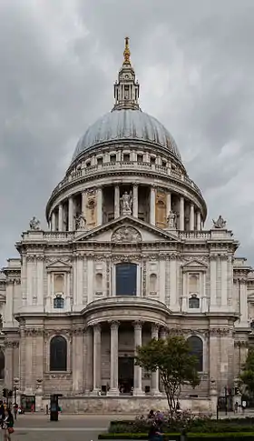 Façade et dôme de la cathédrale