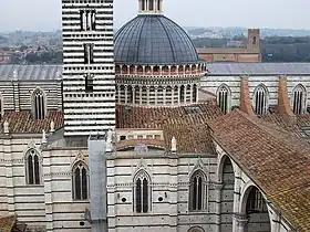 Vue sur le dôme et le campanile romans.