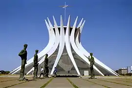 Statues entourant la cathédrale