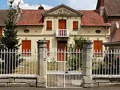 Maison à fronton orné, rue de Nointel.