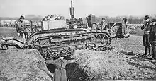 Essai d'un tracteur chenillé en février 1916. Ces engins avaient à l'origine été conçus pour servir de tracteurs agricoles.