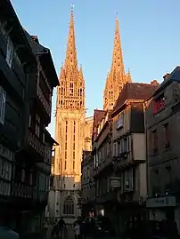 Les flèches de la cathédrale Saint-Corentin vues depuis la rue Kéréon.