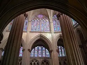Voûtes et vitraux gothiques du chœur