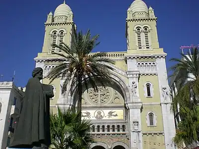 Statue d'Ibn Khaldoun devant la cathédrale Saint-Vincent-de-Paul.