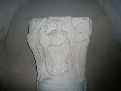 Un chapiteau roman,vestige de la première cathédrale.