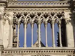 Arcades gothiques formant la galerie des chimères de Notre-Dame de Paris, constitués de quatre doublets d'arcades géminées inscrites, avec des arcs lobés.