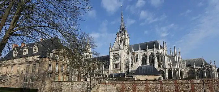 Vue panoramique de la cathédrale Notre-Dame d'Evreux.