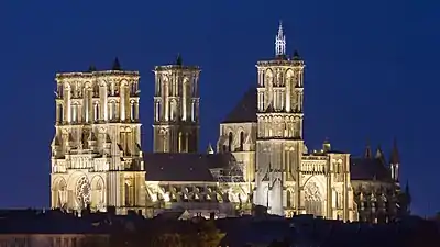 La cathédrale de nuit.