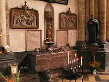 L'attouchement de l'objet sacral (ici le tombeau de Saint Erkembode dans la cathédrale de Saint-Omer) peut être si fréquent qu'il devient poli par les mains des fidèles.