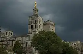 Ciel d'orage sur la cathédrale et le palais des papes.