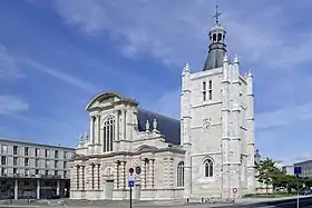 Façade principale de la cathédrale, et façade ouest de la tour.