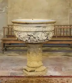 Les fonts baptismaux.