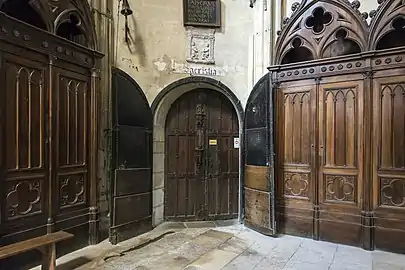 Les portes en chêne de la sacristie.