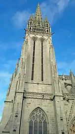 Flèche sud cantonnée de quatre clochetons d'angle et clochetons et sur chaque face cardinale d'une baies surmontée d'un haut gâble.