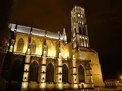 La cathédrale vue de nuit depuis la place.