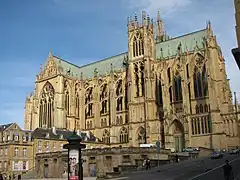 La construction de la cathédrale gothique Saint-Étienne a débuté en 1220. Il s'agit de la cathédrale du diocèse catholique de Metz et du siège de l'évêque de Metz.