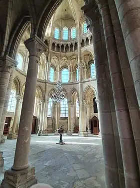 Vue du croisillon sud, avec le baptistère.