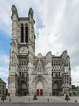 Lla cathédrale,a Maison de l'Orfèvre au 9,