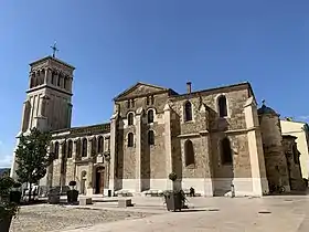 Vue sur la cathédrale Saint-Apollinaire depuis la place des Ormeaux